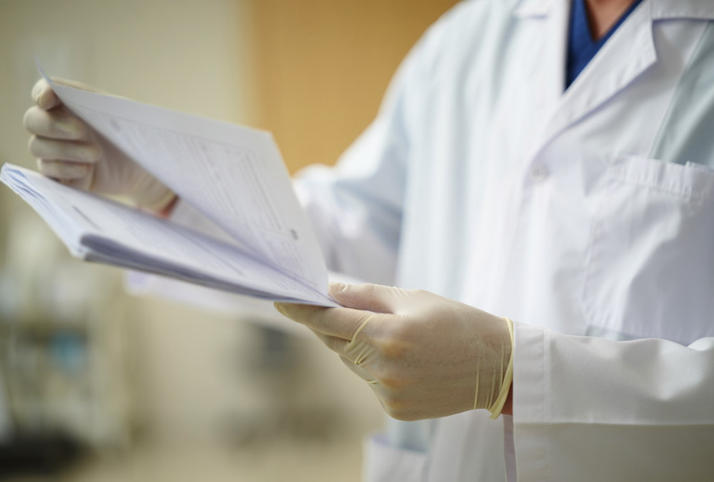 Врач с документами