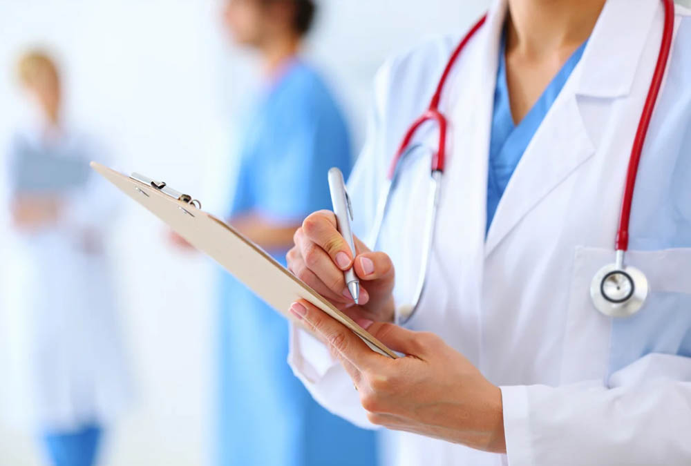 Врач делает запись в документах